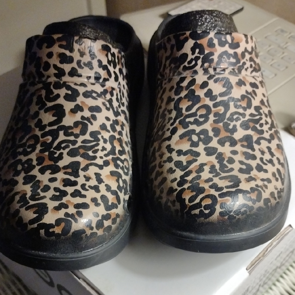 OOFOS Leopard Pattern Clogs - Picture 3 of 6
